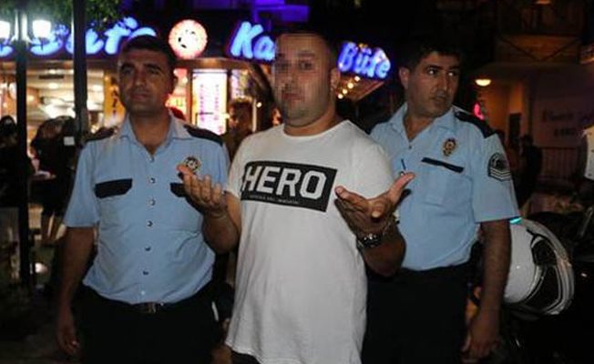 Kafede yemek yerken 'Hero tişörtü' ihbarı ile gözaltına alındı
