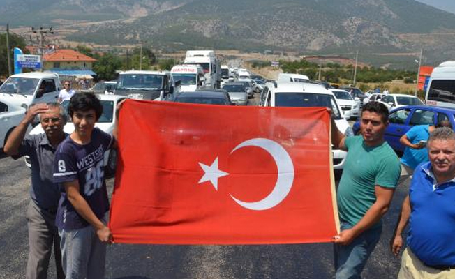 Fatmaana'nın kazada öldüğü yolu mahalleli kapattı!