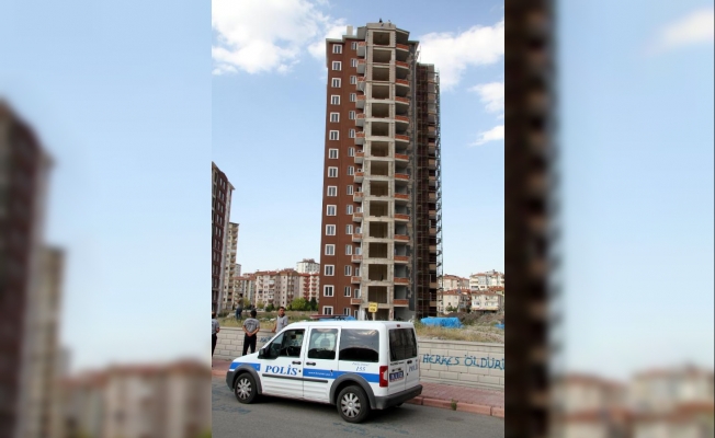 Uzun süredir ücretlerini alamayan inşaat işçileri alacakları için çatıya çıktı