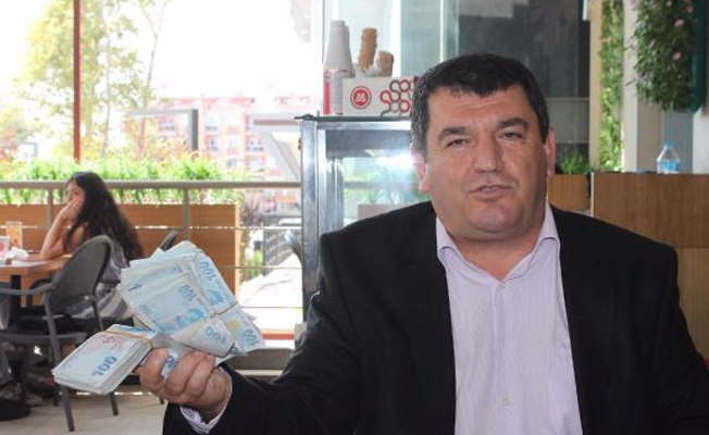 Para dolu çantayla basın toplantısı yaptı!