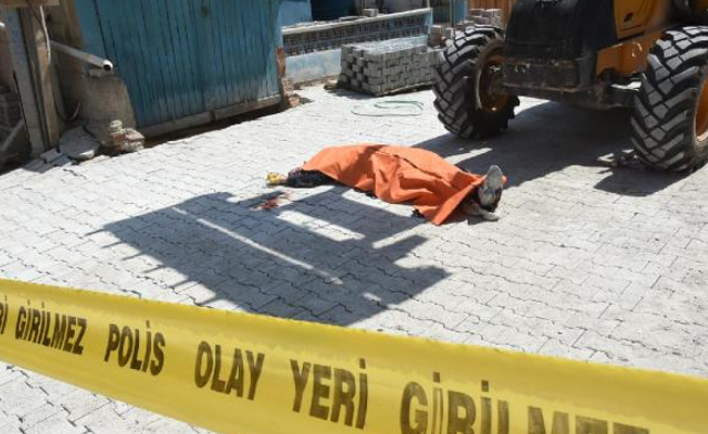 İş makinesinin altında kalıp öldü!