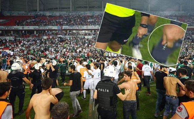 Süper Kupa maçında sahaya bıçak atan Konyaspor taraftarı yakalandı!