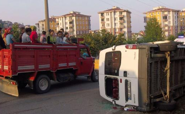 Fındık işçilerini taşıyan minibüs devrildi! Çok sayıda yaralı var