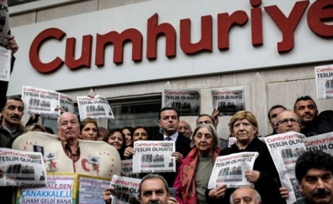Cumhuriyet yazarlarından Nuray Mert'e ağır sözler: Satılmış medya o fikirleri savunuyor, 1 gazetede de olmayıversin!