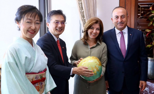 Bakan Çavuşoğlu havaalanında soyuldu