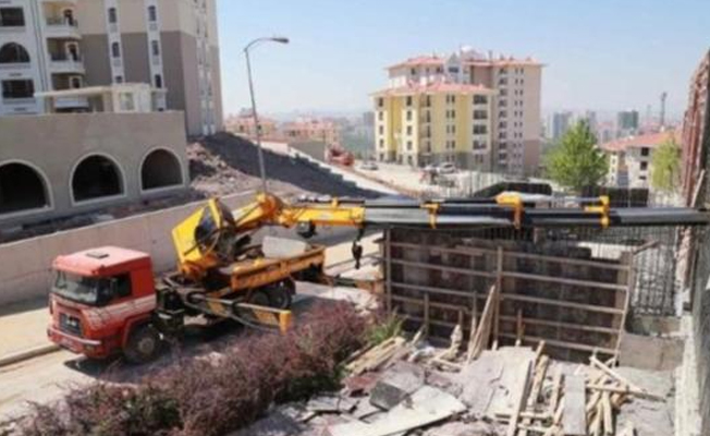 İnşaat işçisinin üzerine vinç düştü!
