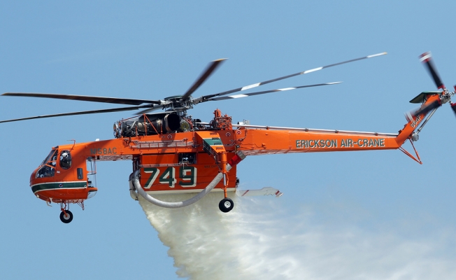 Atina'da çıkan yangın için helikopterler havalandı!