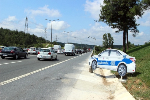 TEM Otoyolu'ndaki maket polis aracı, görenlerin hızını kesmesini sağlıyor!