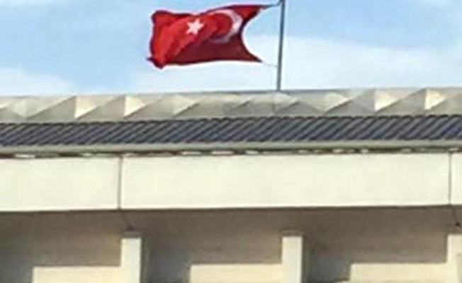 Vatandaş uyardı, Valilikteki bayrak değişti