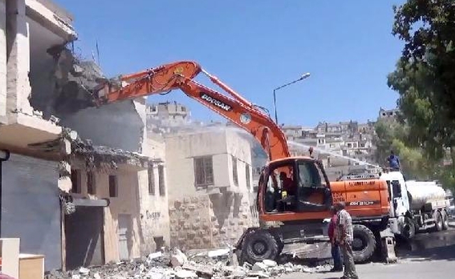 Ev sahibi gözyaşlarıyla evinin yıkılmasını seyretti!