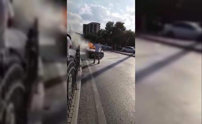 Otomobil cadde ortasında alev alev yandı