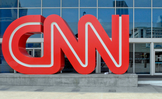 CNN, Nazi selamı yapan yorumcusunu kovdu!