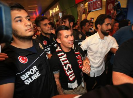 Gary Medel'e İstanbul'da coşkulu karşılama!