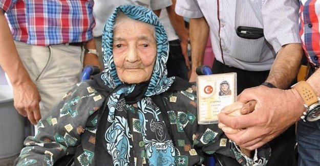 Ayşe Nine, 113. doğum gününü pasta keserek kutladı