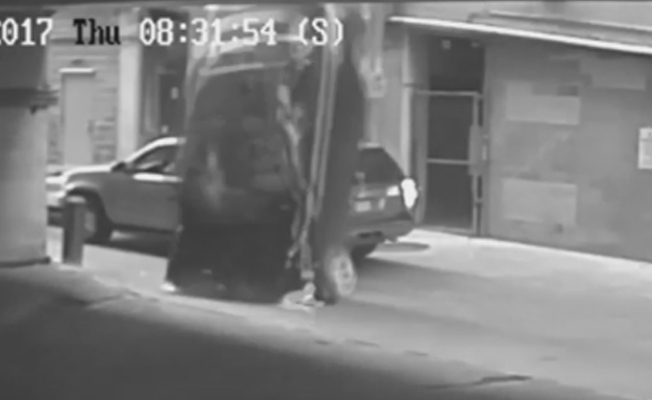 Arabasıyla otoparkın 7. katından düştü