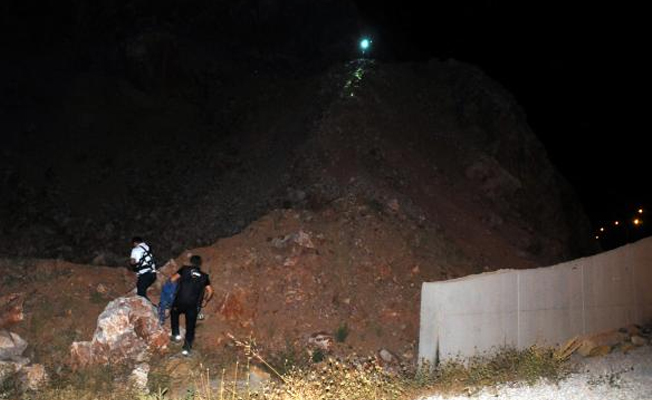 İntihara kalkışan genci ikna etti kendi kayalıklarda mahsur kaldı!