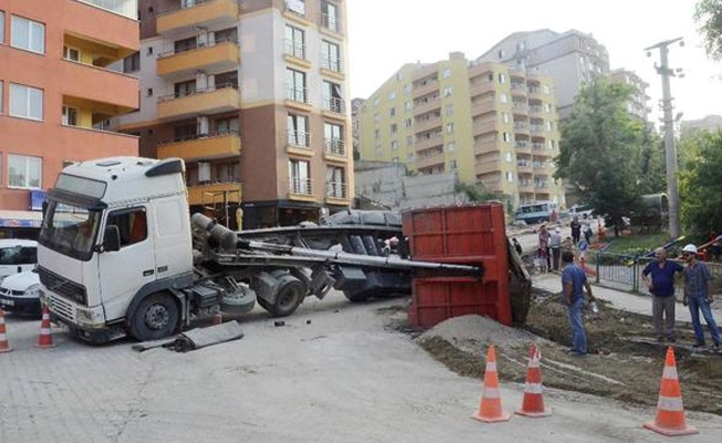 Hafriyat kamyonu çocuk parkına devrildi!
