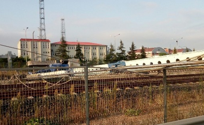 Sondaj makinesi tren yoluna devrildi, tüm seferler durdu