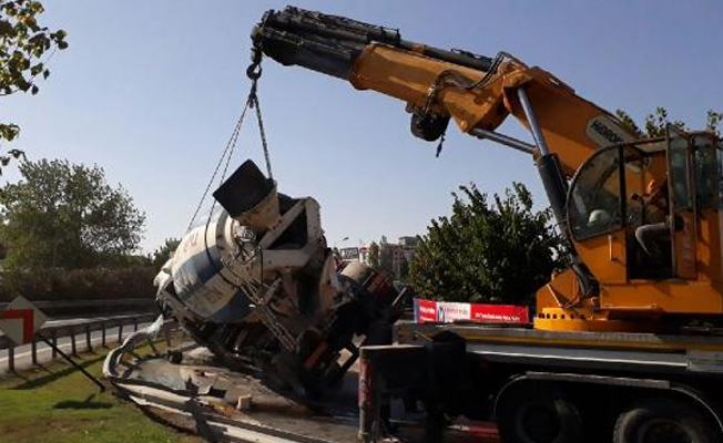 Virajı alamayan beton mikseri devrildi!
