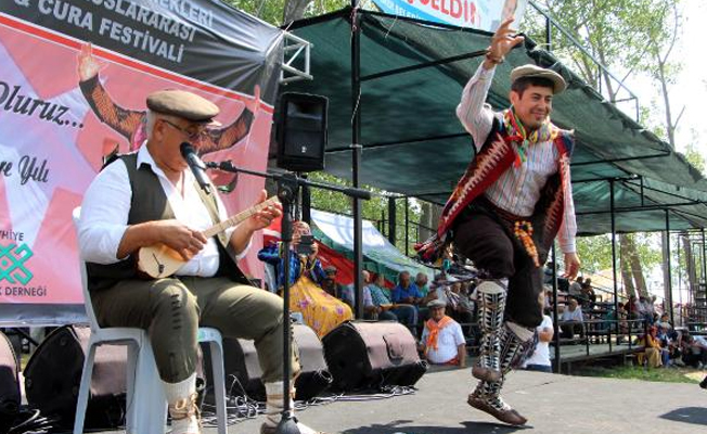 Üç telli bağlama ve cura festivali renkli görüntülere ev sahipliği yaptı