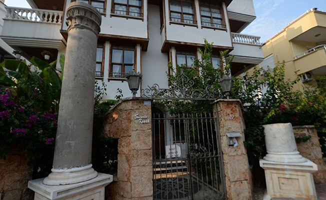 Evinin önündeki tarihi Roma sütunları kaldırılınca imitasyonunu yaptırdı