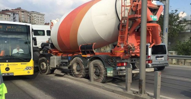 Metrobüs yoluna beton mikseri girdi!