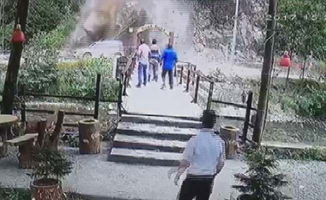 Trabzon'da facianın eşiğinden dönüldü! Dev kaya kütlesi yola düştü!