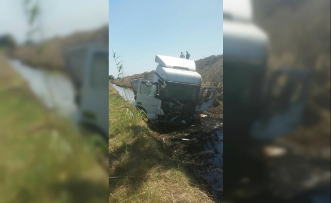 Şarampole devrilen hafriyat kamyonunun şoförü yaralandı