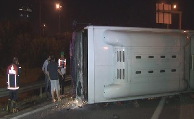 Ümraniye'de İETT otobüsü devrildi: 1 yaralı