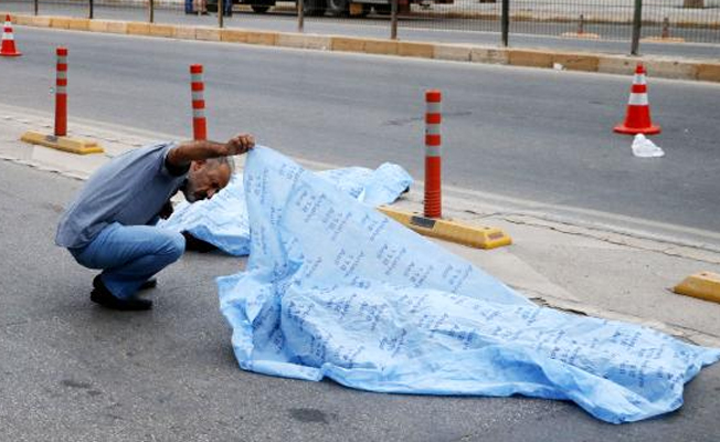 Camiden çıkıp yoldan geçerken otomobil altında öldüler