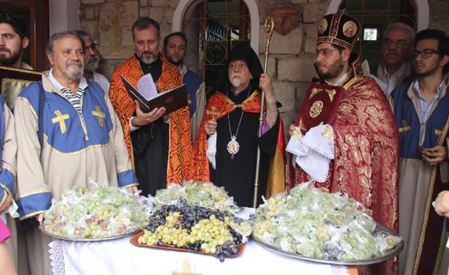 Ermeni vatandaşlar mum yakıp dünya barışı için dua etti!