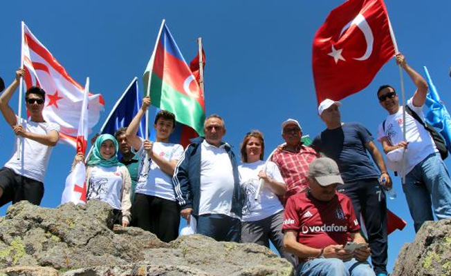 Köroğlu zirvesine yürüdüler: Bayraklar dağın zirvesine dikildi!