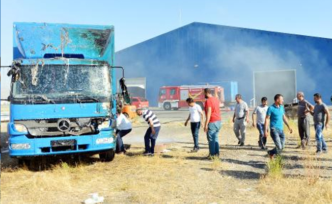 Erzurum'da kargo şirketinin ana deposu yandı!