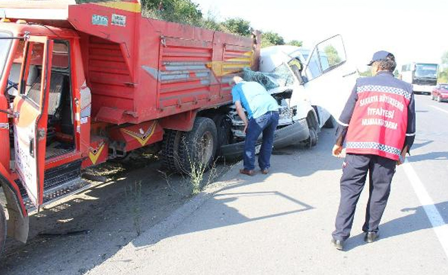 Minibüs kamyona çarptı: Yaralılar var!