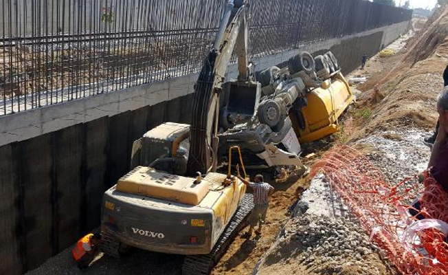 Sakarya'da hafriyat kamyonu devrildi, sürücüsü hayatını kaybetti oğlu yaralandı