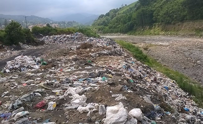 Rize'de belediyenin çöpleri yol kenarına bırakması yoğun tepkilere yol açtı