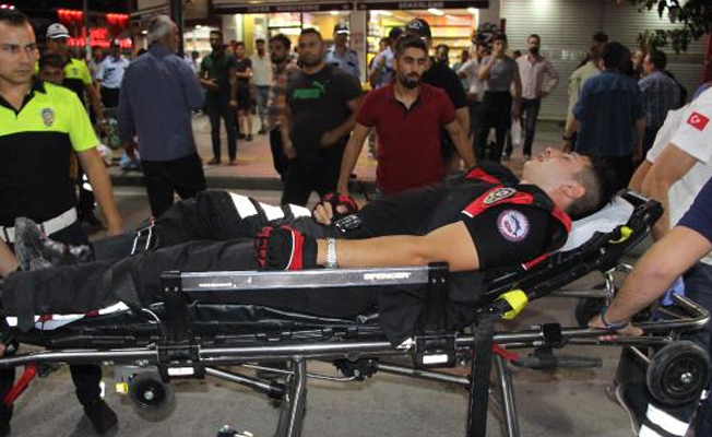 Kavgayı ayırmaya çalışan polis memuruna saldırı