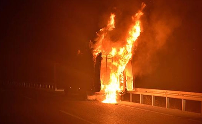 Adana'da mobil araç seyir halinde yanmaya başladı!