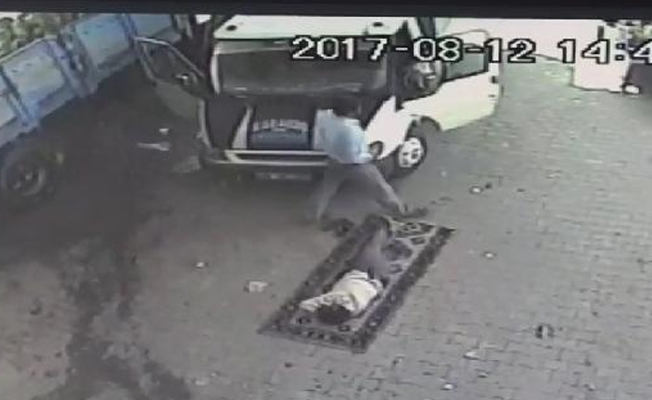 Uyurken üzerinden kamyonet geçti!