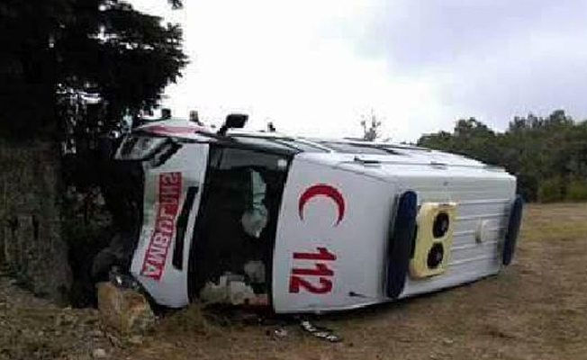 Hasta almaya giden ambulans devrildi: 3 yaralı!
