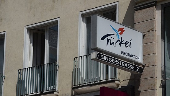 PKK'lılar, Türkiye'nin turizm ofisini bastı
