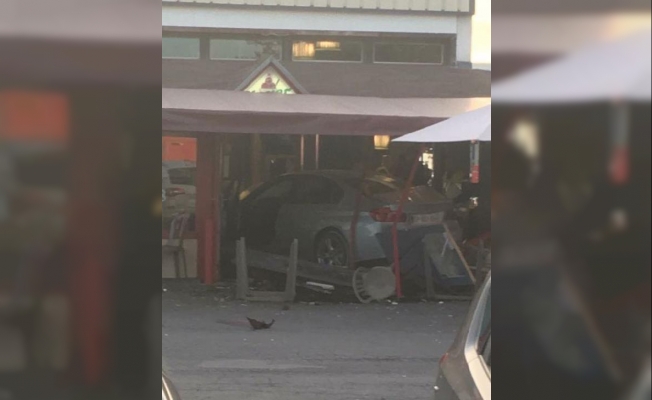 Fransa'da bir araç, pizzacı dükkanına daldı!