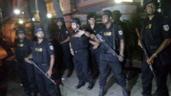 Bangladeş'te saldırganlar restorana saldırdı