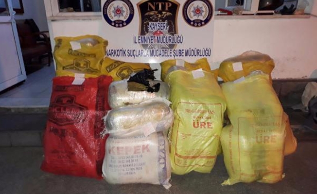Kayseri’de kepek çuvallarının altına gizlenmiş 272 kilo esrar ele geçirildi