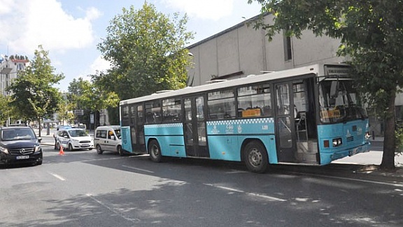 Şişli'de özel halk otobüsü kaza yaptı