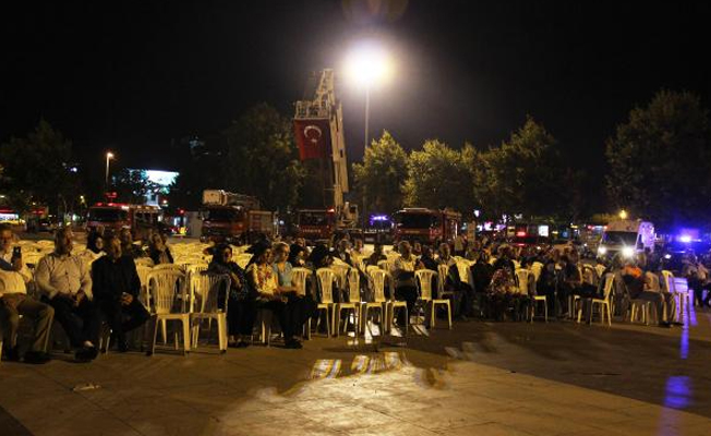 Adapazarı'nda deprem şehitleri anıldı