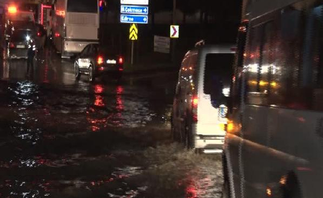 İstanbul'da alt geçidi yine su bastı