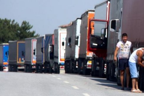 Kapıkule'de 14 kilometre TIR kuyruğu
