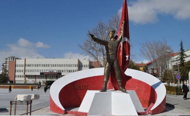 Ailesi tepki gösterdi; Ömer Halisdemir'in heykeli kaldırıldı