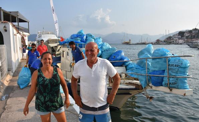 Çevreci çift koylarda 14 saatte, 10 ton çöp topladı!